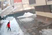 【動画】屋根雪崩の直撃を受けた女性が首の骨を折る事故。