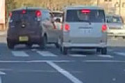 【動画】 これ警察に言うべきかな？ とんでもない右折をする軽自動車が目撃され衝撃走る