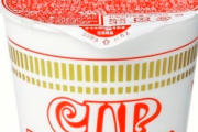 【悲報】公式カップヌードル『さようなら、全てのフタ止めシール』