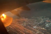 都市上空でエンジン炎上！乗客が機内から撮影