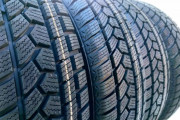 スタッドレスタイヤって10年前の最高級品より今のそこそこのやつの方が性能良かったりする？