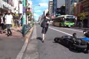 【悲報】女さん、歩きスマホで道路に飛び出しバイクを転倒させるも颯爽と立ち去ってしまうｗｗｗｗｗｗｗｗ