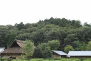 【画像】入る道が1つもない集落！！外から入るには登山かヘリコプターのみの町