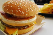 彼女「マクドナルドって知ってるかな？　あのお店のチーズバーガーって言うハンバーガーがすごく美味しいんだよ！」　俺(いやその店知らんやつおらんやろ！)