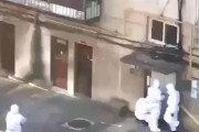 【速報】 中国、コロナが出たマンションの扉を溶接　2週間後、餓死した住民らを火葬