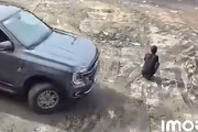 【動画】なんだこれ。色々とおかしいベトナム人の交通事故。