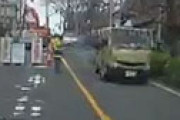 【動画】 トラックに積んでいたパイプが崩れ誘導員に直撃、瞬間を捉えた衝撃ドラレコ動画が話題に