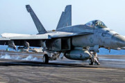大量のミサイルを積んだF/A-18E/F、愛称「マダーホーネット」
