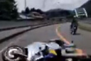 【動画】 絶対避けられない事故　カーブで転倒したバイクが突っ込んできて・・ 大怪我で刑事事件に