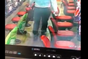 【監視カメラ映像】台パンしたおっさんスロッターを退治する様子が公開される