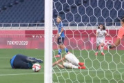 【東京五輪】サッカー日本代表、相手のPK取り消しで命拾いwwwww