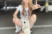 女性演者さん、来店先の駐車場の真ん中で座りタバコでピースする写真をアップ