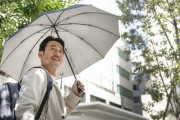 おじさんの「メンズ日傘」に賛否両論、猛暑で汗だくでも我慢する否定派の言い分が“昭和時代”すぎた