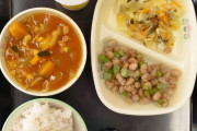 外国人「日本の給食を体験したけどこんな感じだったよ！」