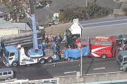 渋滞にトラックが突っ込み軽自動車が厚さ30cmに圧縮されてしまう