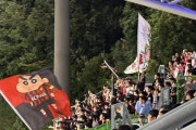 【画像】FCソウルサポ、スタジアムでクレヨンしんちゃんのフラッグを振るｗｗ
