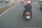 【動画】原付割り込みガ〇ジ、変な体制で転倒してしまう