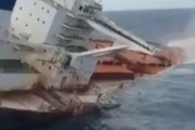 海外の貨物船がゆっくりと沈み、最後にあっと言う間に沈没する映像が怖すぎる件　海外の反応