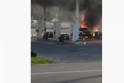 シェルGSで給油中の車が炎上！