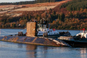 英国海軍最後のトラファルガー級攻撃型潜水艦「HMSトライアンフ」が退役を前にプリマス軍港に帰港！