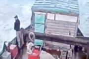 【動画】漁船で立ちションしていた漁師が転落して行方不明に。