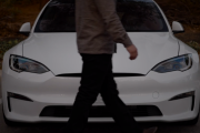 【悲報】 駐車しているテスラに傷つけた男、バッチリ撮影されてしまう