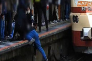 【動画】撮り鉄が殺到したため一般客が線路に落下❓❗