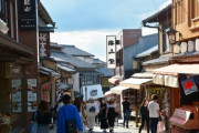 【悲報】京都観光、「寺見る」「神社見る」「高い飯食う」の３パターンしかない…