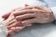 62年間連れ添った老夫婦、病院で手をつなぎ最期の別れ　感動の瞬間が写真に収められる