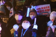 【韓国】今夜も「ろうそく」集結　憲法裁方面に行進 [12/16]  [ばーど★]