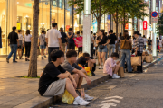 中国SNSが 東京・銀座の「地べた族」に「また外国人のせい」「日本人の素養だって…」 ［10/14］