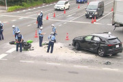 交差点で車とバイクが衝突しバイクが大破、ドライバーを救急搬送