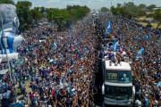 【悲報】アルゼンチン代表の凱旋パレード、集結したサポの民度が低過ぎて中止に…選手はヘリで避難