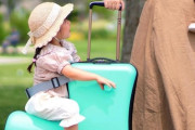 【画像】主婦「家族旅行は荷物が多くて大変…そうだ！子供をスーツケースに乗せちゃえw」と開発された商品がコチラｗｗｗｗ