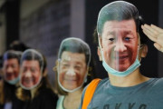 海外「香港人がマスク禁止令に反対して習近平のお面を付けて抗議しているｗ」