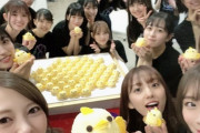 【乃木坂46】幸せすぎる空間www『8thバスラ』バナナマンの差し入れを食べるメンバーの集合写真が公開ｷﾀ━━━━(ﾟ∀ﾟ)━━━━！！！