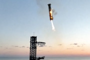 【動画】スペースX、ロケットブースターをアームでキャッチする事に成功する。これはすごい。