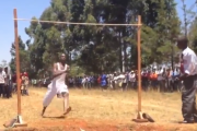 【動画】 ケニアの高校「走り高跳びの大会やるよー」