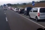 渋滞の先頭はどうなっているのか？なかなか進まない高速道路の出口の列の先には・・・。海外の反応