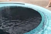 【知る】プールに沈めたトランポリンに飛び込むのは危険らしい動画。
