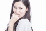 【便利機能】駅にオッパイを机代わりにしてる女がいたｗｗｗｗｗ