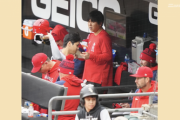 【MLB】大谷翔平が怒りのヘルメット投げつけ、衝撃音走りベンチ静まりかえる  【本性？でもメジャーリーガーの日常】