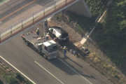 「高速道路に車が落ちた」乗用車が橋の脇から東名高速の上り線に転落 乗っていた子ども2人が病院に運ばれる　運転手は逃走中=静岡・浜松市