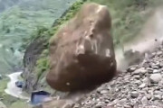 【動画】巨大落石がバスの運転席を完全に潰してしまう事故。（ネパール）