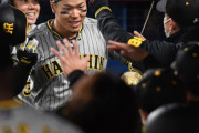 阪神・佐藤輝＆中野が２ラン 矢野監督が虎メダル贈呈役買って出るサプライズ