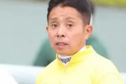 【悲報】競馬のベテラン騎手さん、G1でも構わずスマホ使用して騎乗停止