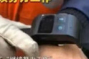【画像】 中国、休憩したら警報が鳴り通報される腕輪を時給100円台の人民に付ける
