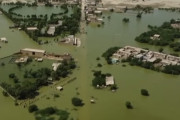 【リアルトロッコ問題】洪水被害のパキスタン、約50万人の都市を守るため堤防を人為的に決壊 → 15万人の町が水没