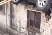 【動画】中国あるある、どうしてこうなった!? 乗用車が民家にぶっ刺さる～！