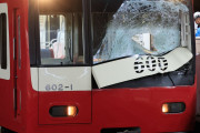 【大惨事】電車に飛び込んだ男性、窓ガラスを突き破る → 運転手と乗客6人を負傷させて生還
